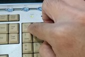 键盘按键失灵的解决方法（如何快速修复键盘按键失灵的问题）