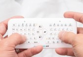 没有键盘如何操作投影仪？有哪些替代方法？