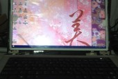 华硕笔记本上半部分闪屏是什么原因？