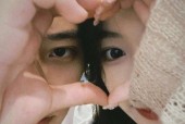 情侣拍照时如何正确高举手机？