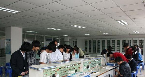 应用电子技术专业是什么？学习内容和就业前景如何？  第2张