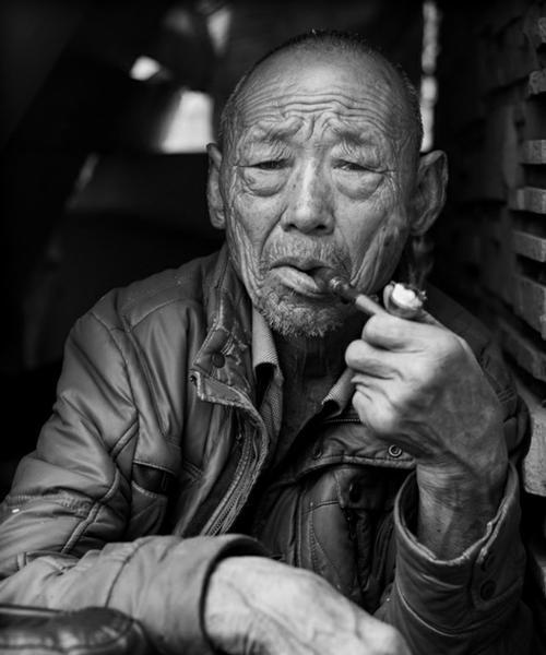 大叔用手机拍照时如何应对有钱人？  第2张