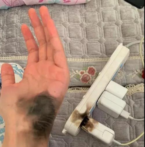 充电器插头手串怎么打开？拆解充电器插头的正确步骤是什么？  第1张