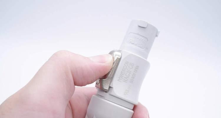 充电器折叠部分如何拆卸？拆卸充电器折叠部分的注意事项？  第1张