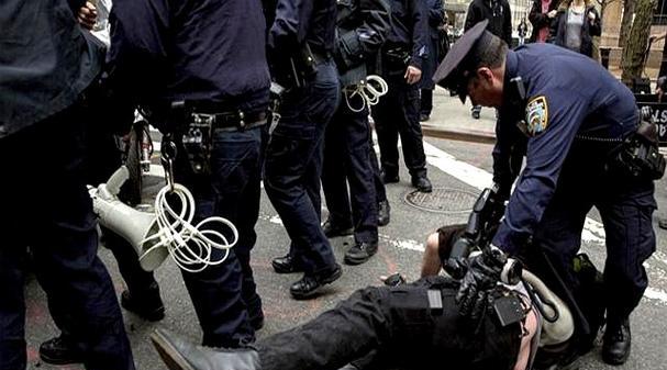 为何美国警察执法暴力化（探究警察行为的根源与解决方案）  第2张