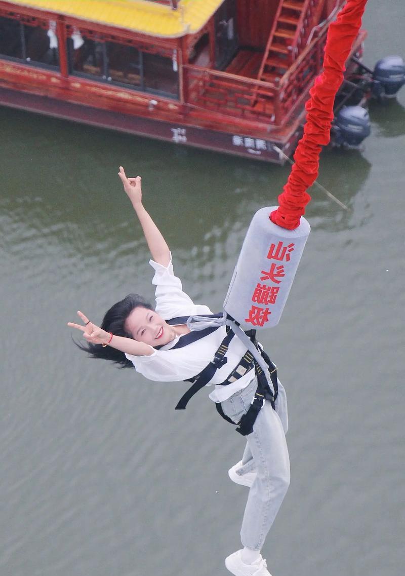 蹦极时如何安全手持相机拍摄？  第1张