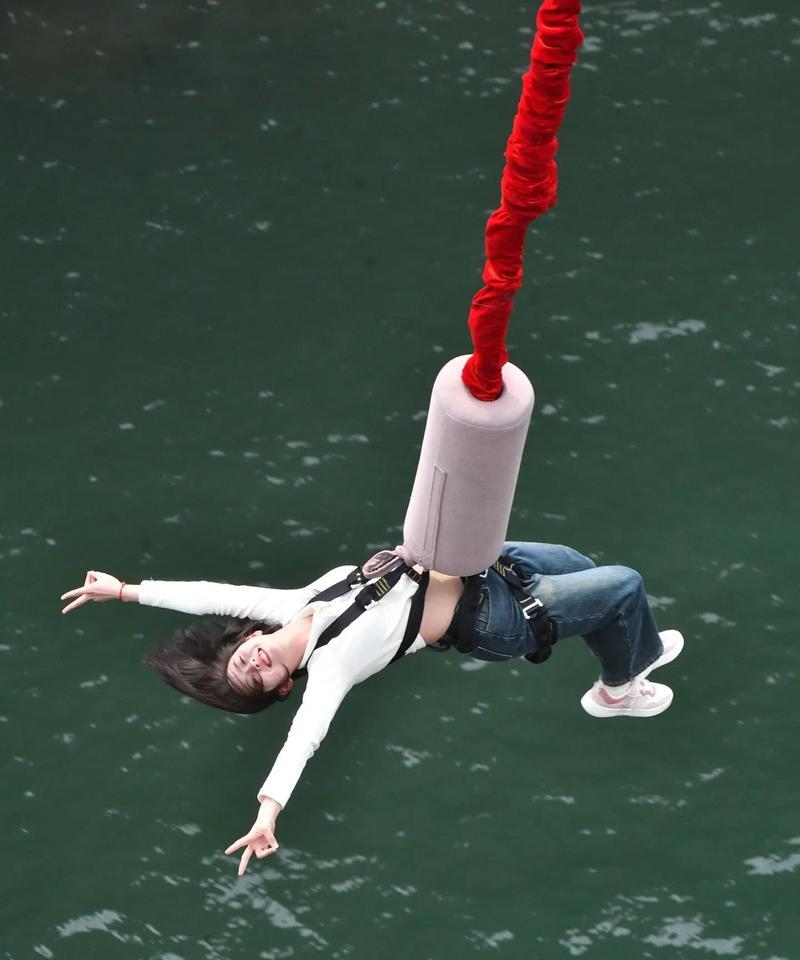 蹦极时如何安全手持相机拍摄？  第2张